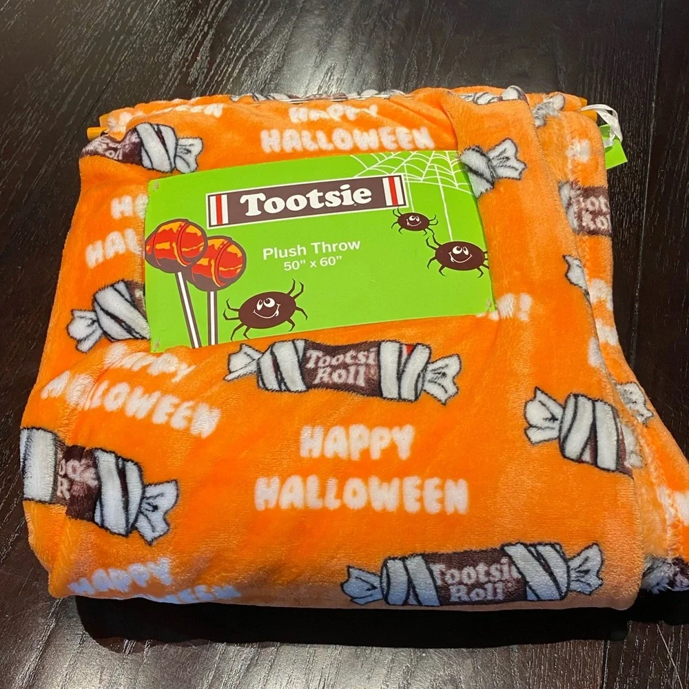 TOOTSIE ROLL HALLOWEEN CANDY THEME PLUSH THROW 50”‎ X 60”